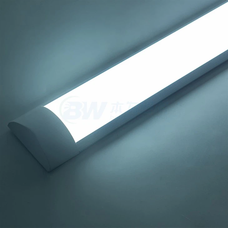 Tanko linearno LED površinsko svjetlo
